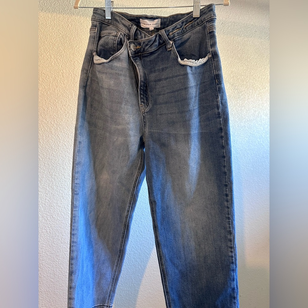 Women's Straight Leg Jeans in Gray